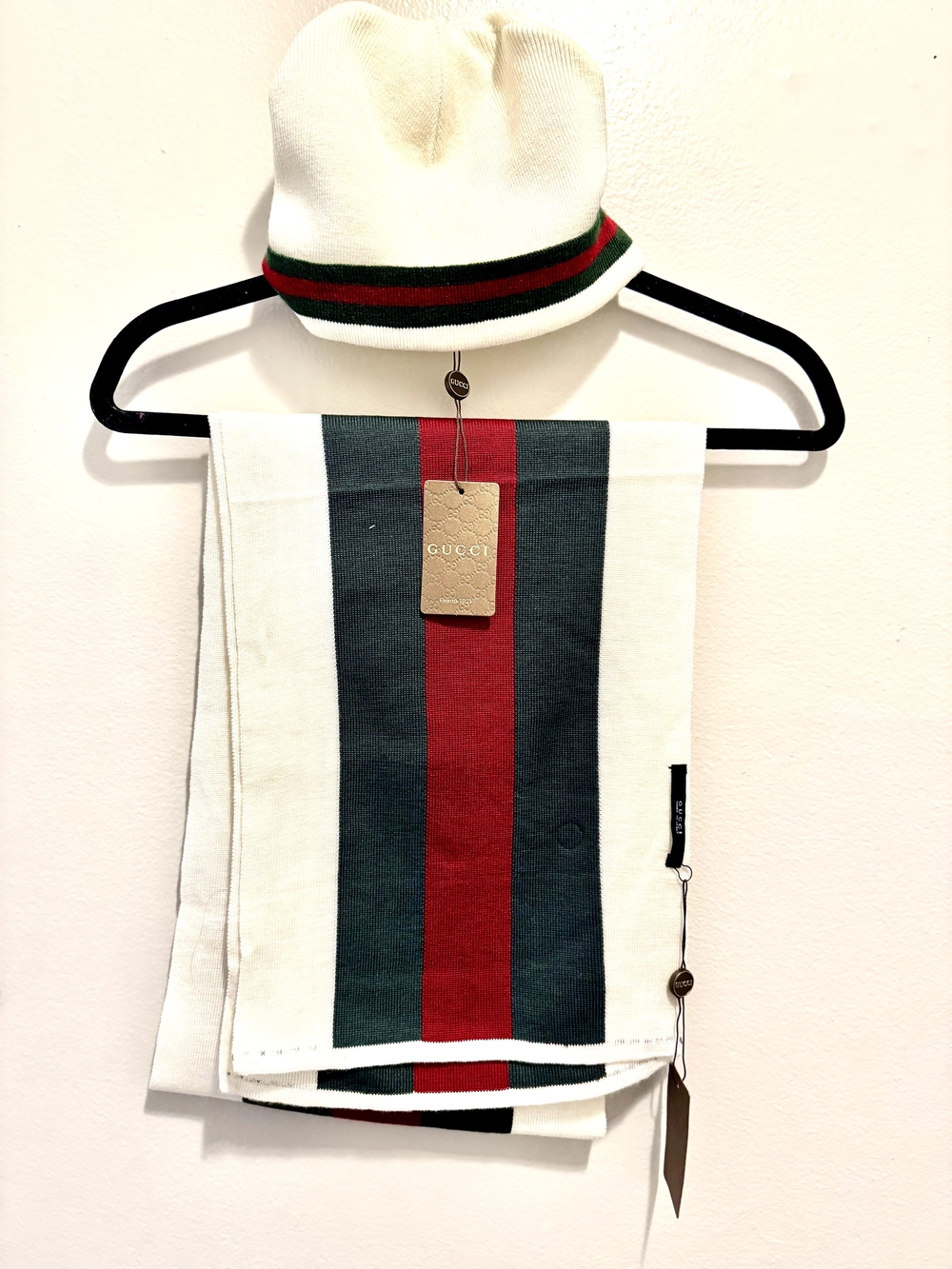 Gucci Cream Beanie and Scarf Set with Green and Red Stripes - Picture 2 of 5